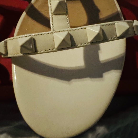 Valentino Garavani
Tonal Rockstud Flat Leather Slide Sandals - Picture 8 of 11